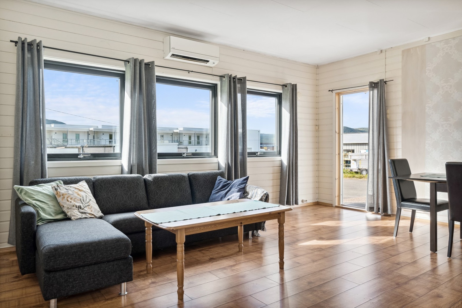 Dør ut til terrasse/uteplass. Galleribilde