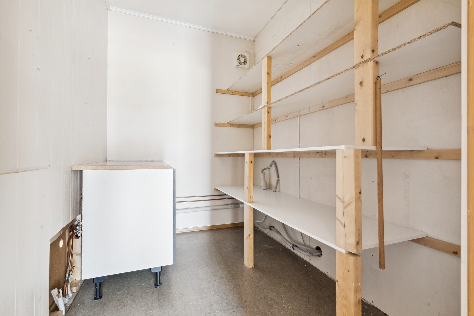 Romslig bod med innredning. Galleribilde