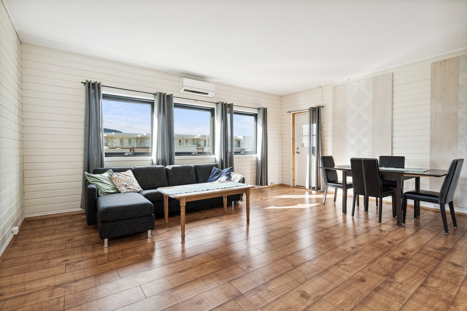 Stor stue med varmepumpe. Galleribilde