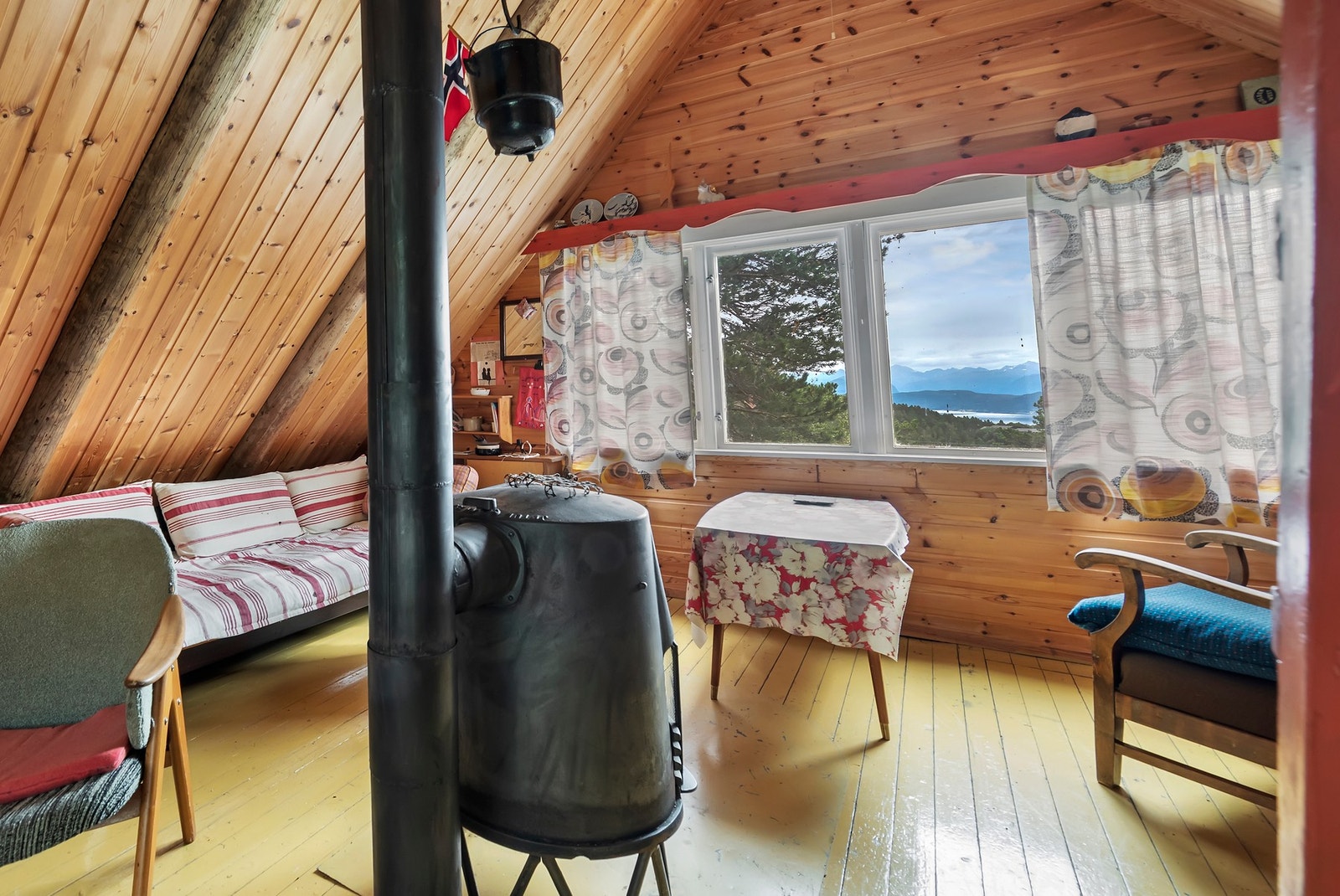 Loftstue med Jøtul vedovn Galleribilde