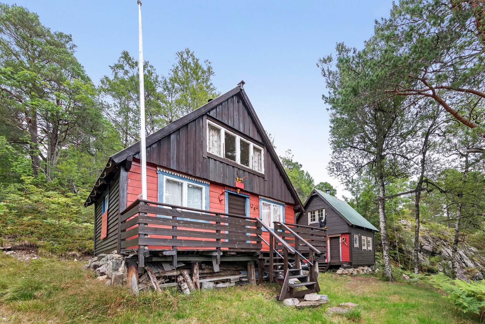Koselig, eldre hytte og renovert uthus med utsikt over Øverlandsvatnet Galleribilde