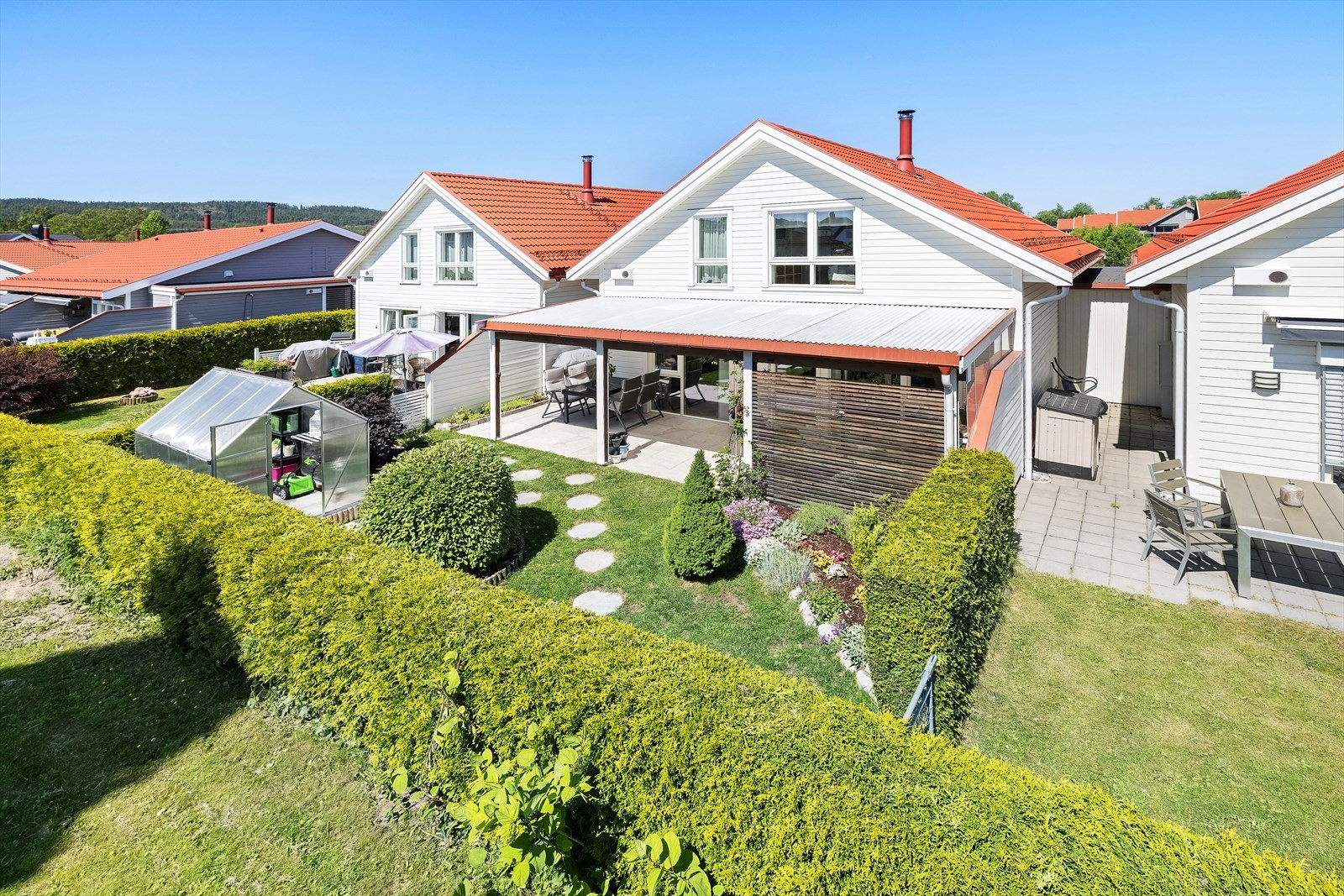 Gjennomført og meget pen enebolig i kjede med solrik, usjenert hage. Carport. Nyere og god standard. IN-ordning.