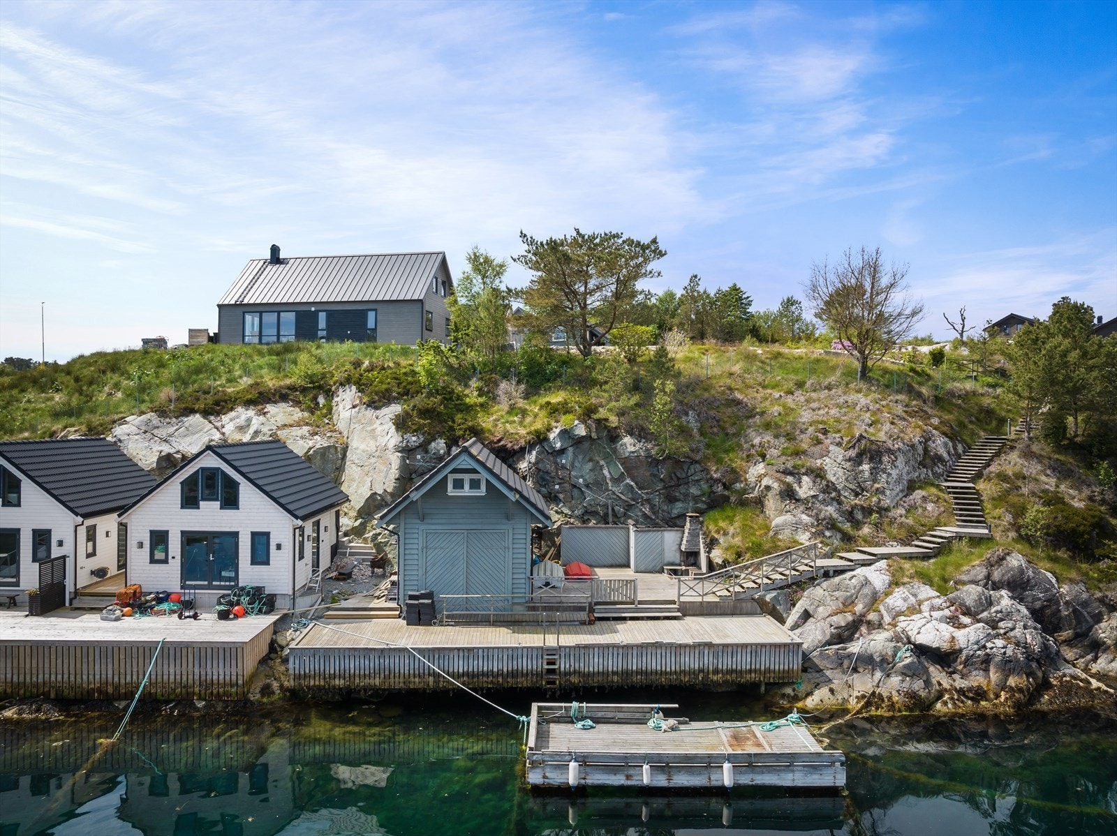 Like bak, på en høyde, ligger begge tomtene med god plassering. Galleribilde