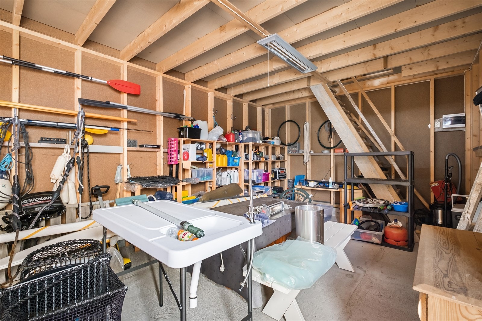 Naust med uinnredet hems. Galleribilde