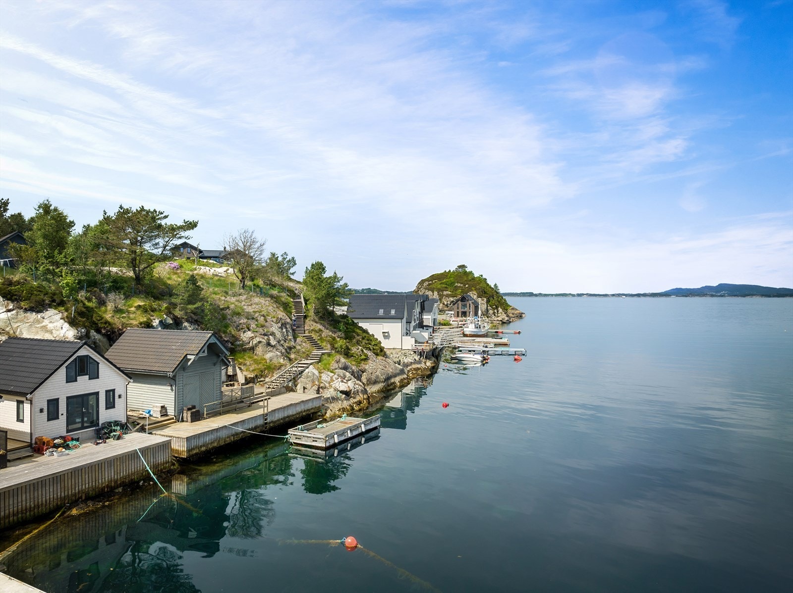 Her er det mulig å bygge fritidsbolig med sjøen, med tilhørende naust. Galleribilde