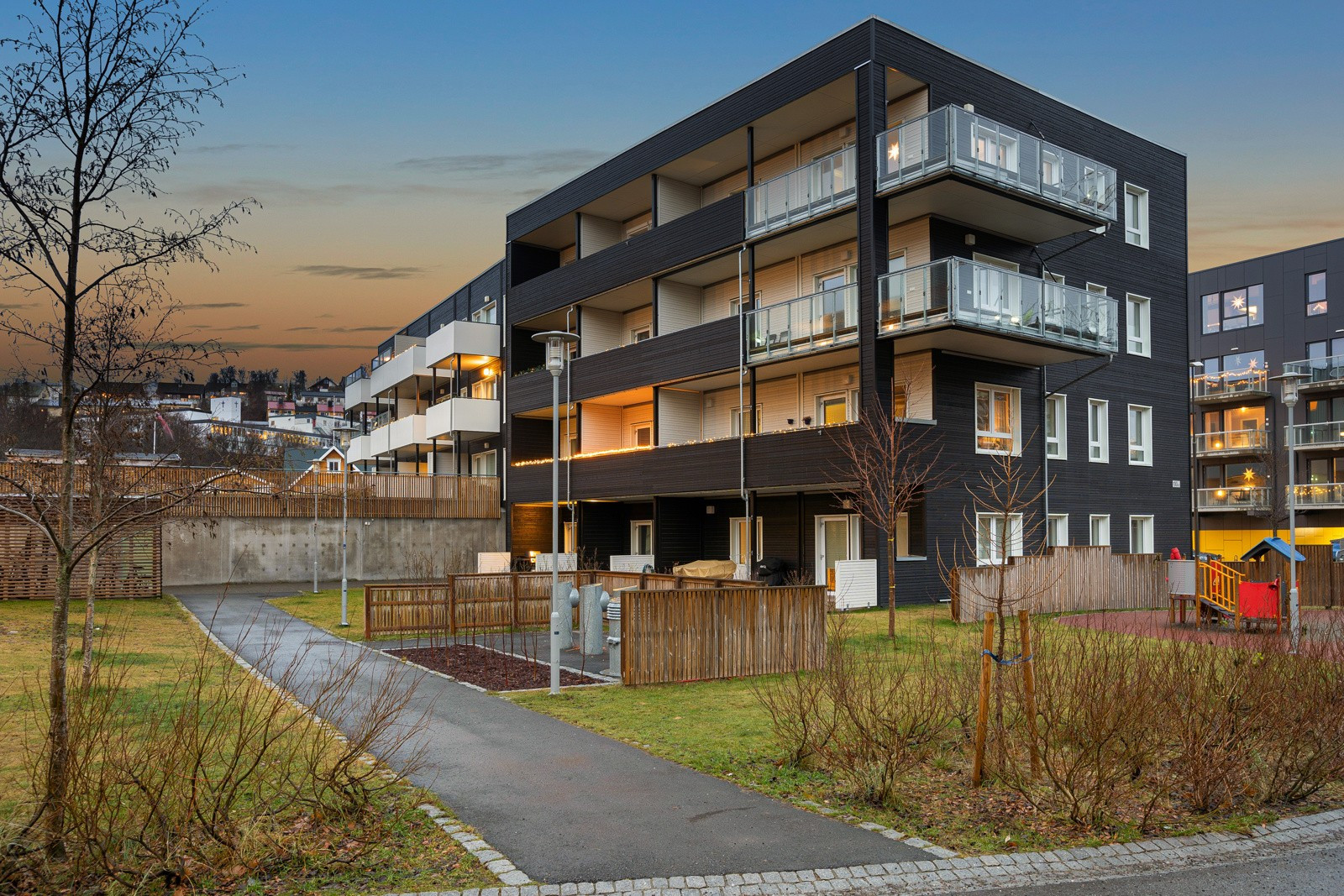 Velkommen til Strandvegen 100B - Presentert av Sne Eiendomsmegling ved Robin C. Lund!