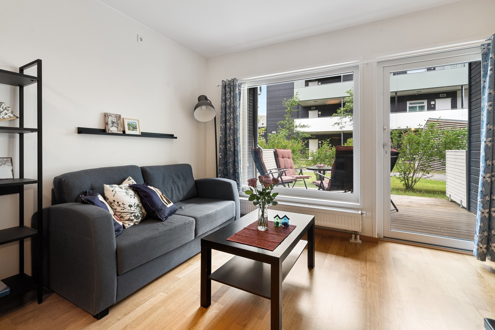 Velkommen inn! Åpen og fin stue med store vindusflater som slipper inn godt med naturlig lys og åpner opp rommet