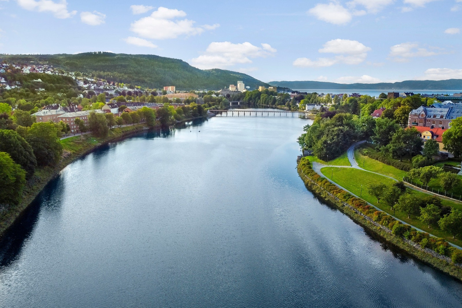 Leiligheten ligger idyllisk plassert i Elvegata, og rett ved er det tursti langs elvepromenaden. Galleribilde