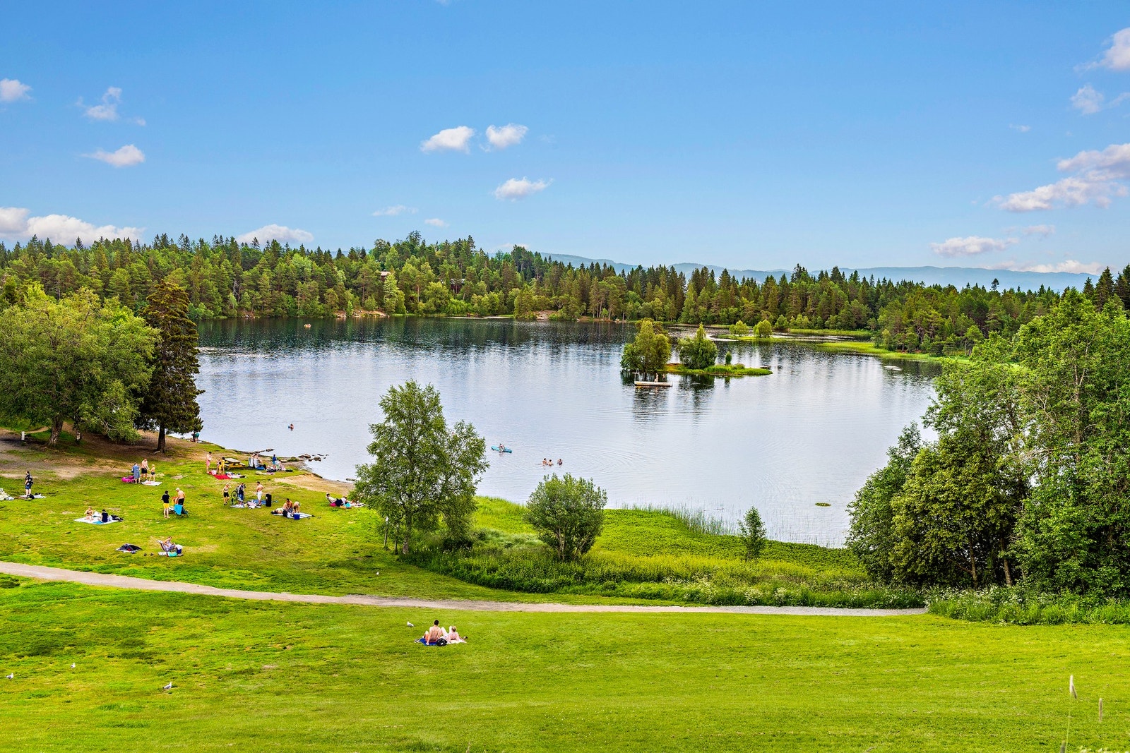 Trikken som er ca 5min unna tar deg eksempelvis opp til Lianvannet som et utgangspunkt for tur i Bymarka. Galleribilde