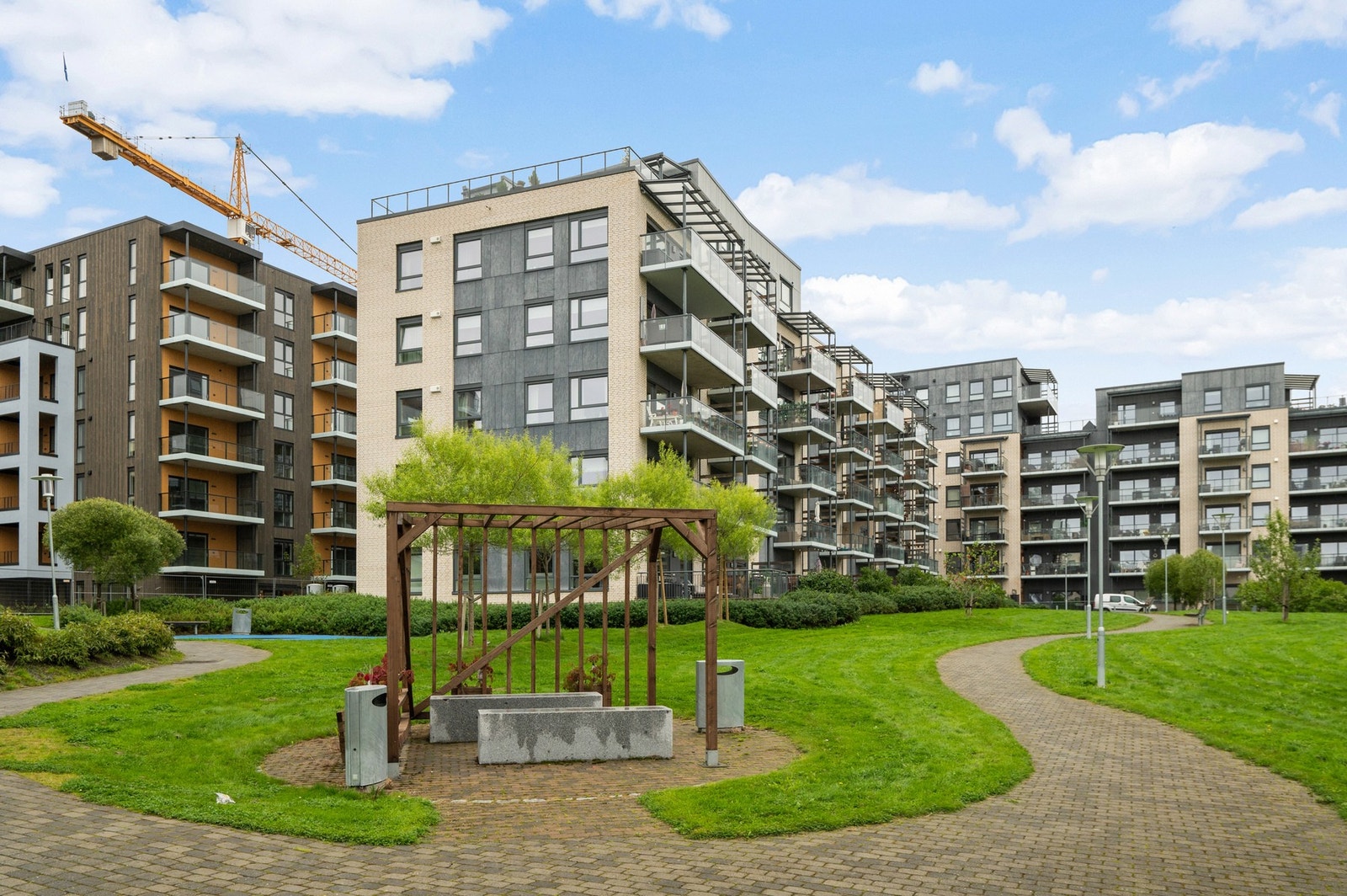 Området er fint anlagt med parkmessige fellesområder og bilfrie internstier. Fra leiligheten er det ikke lange veien til Sirkusparken, og videre til Ladestien. Galleribilde