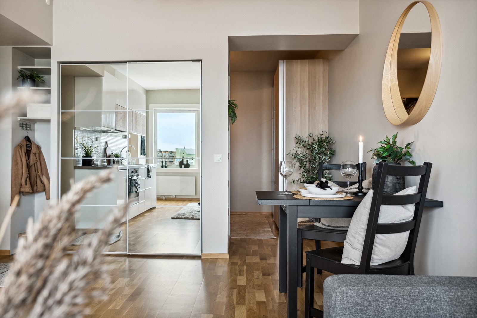 Skyvedørsgarderoben med speildører skaper en fin romfølelse i stuen. Galleribilde