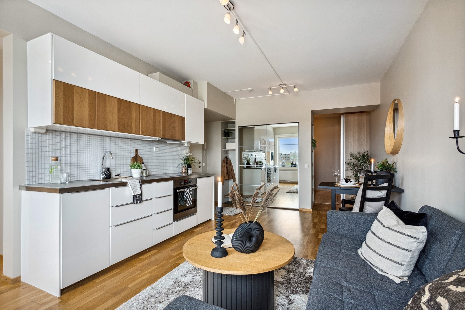 Leiligheten har en åpen kjøkkenløsning som skaper en mer sosial ramme. Galleribilde