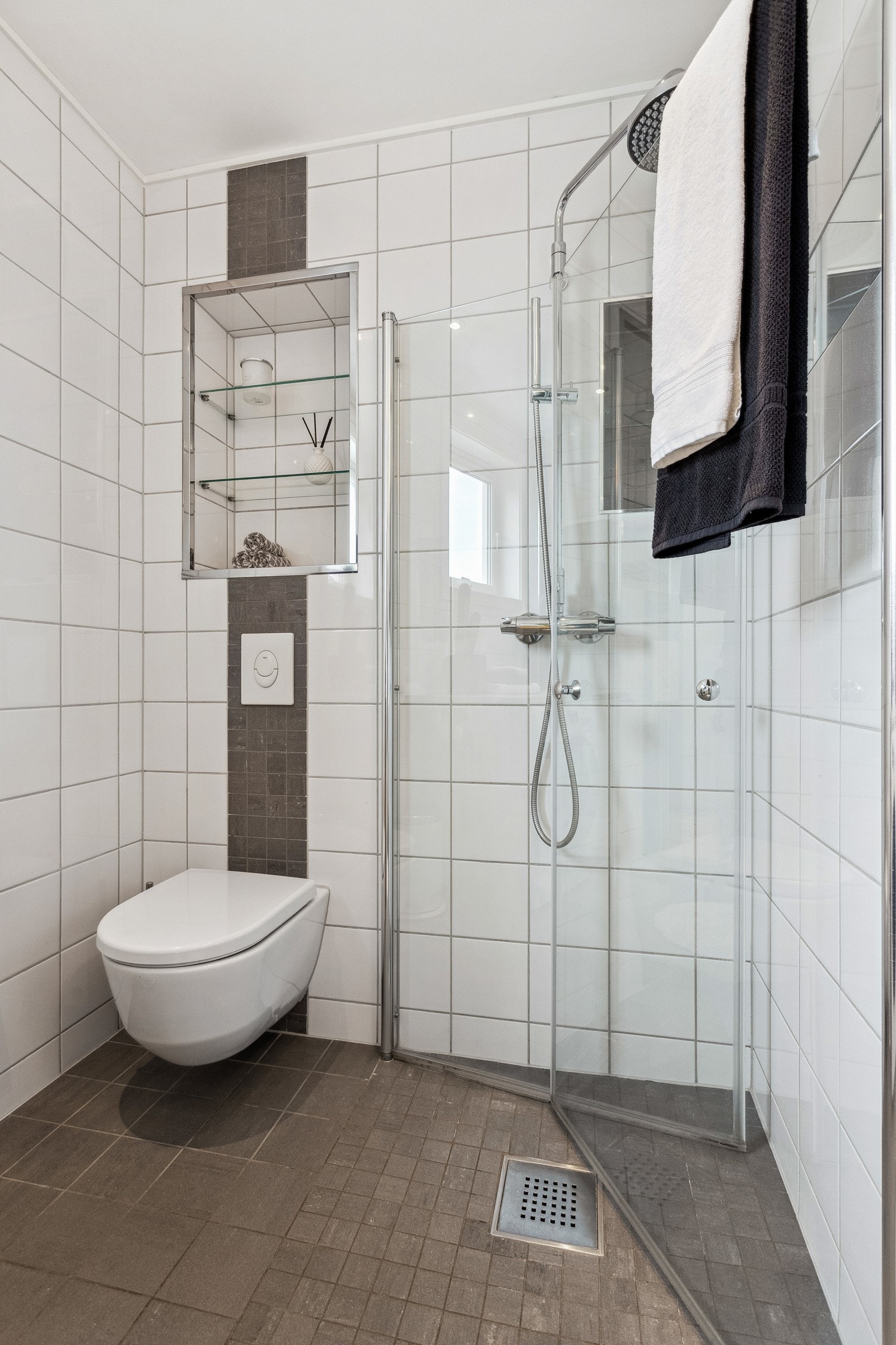 Badet er flislagt og har downlights i himling. Galleribilde