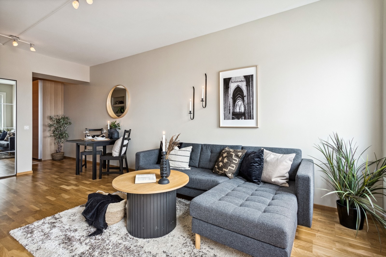 Lys og åpen stue med god takhøyde og store vindusflater som gir rikelig med naturlig lys. Galleribilde