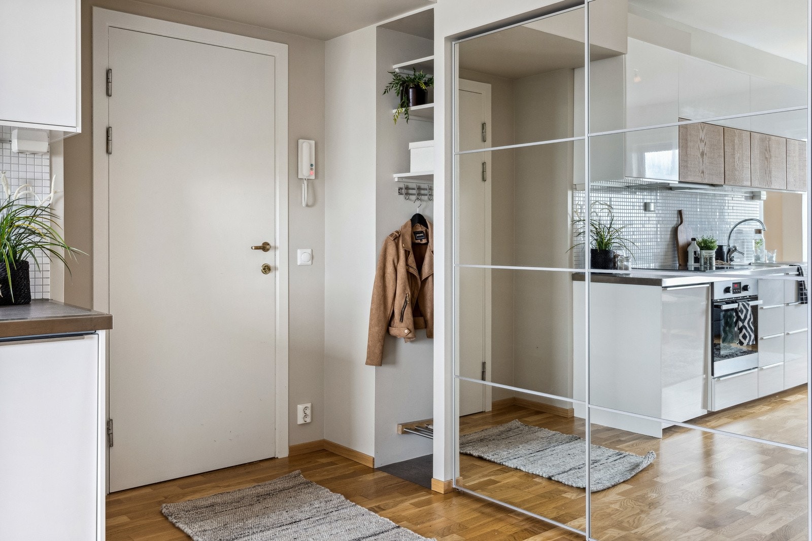 Ved inngangspartiet har man skyvedørsgarderobe med gode oppbevaringsmuligheter, samt plass til å henge fra seg yttertøyet. Galleribilde