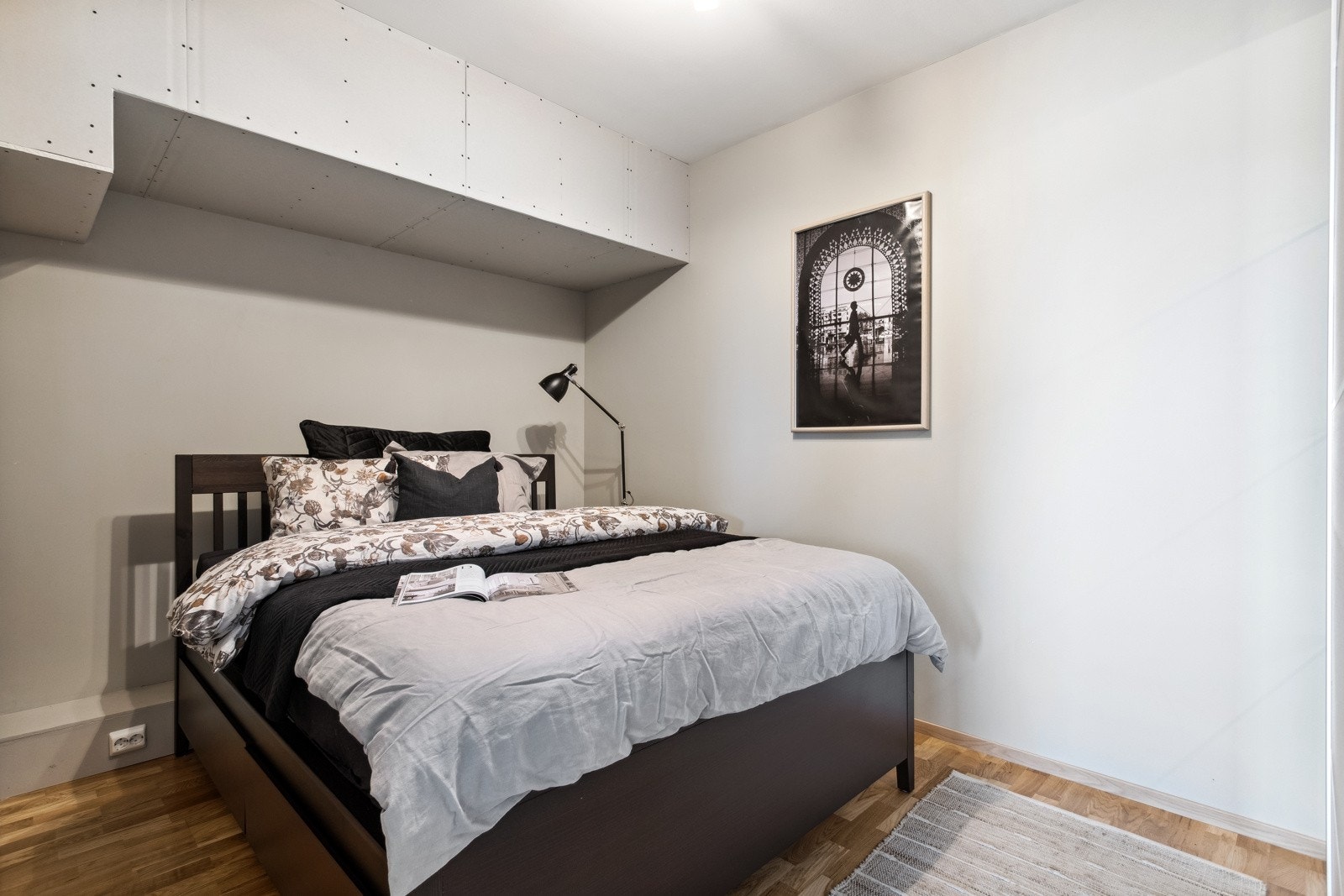 Leiligheten har en romslig sovealkove. Her har man god plass til både dobbeltsseng og annet møblement. Galleribilde