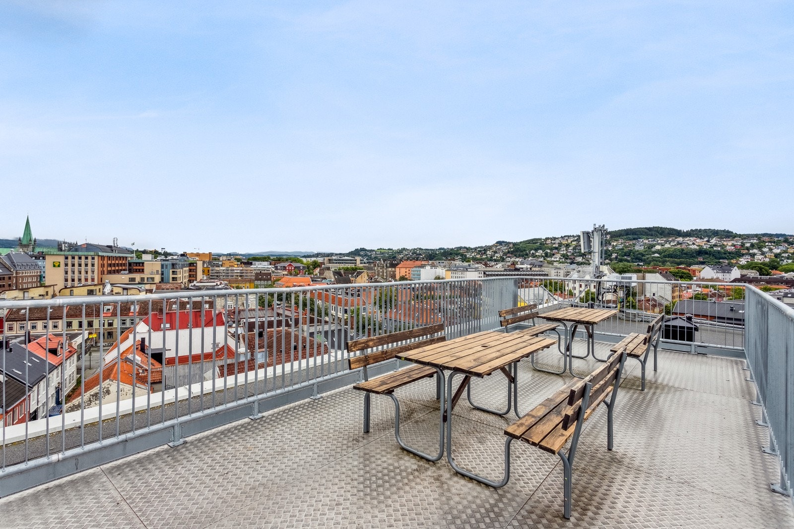 Borettslaget har en stor felles takterrasse med gode sol- og utsiktsforhold. Galleribilde