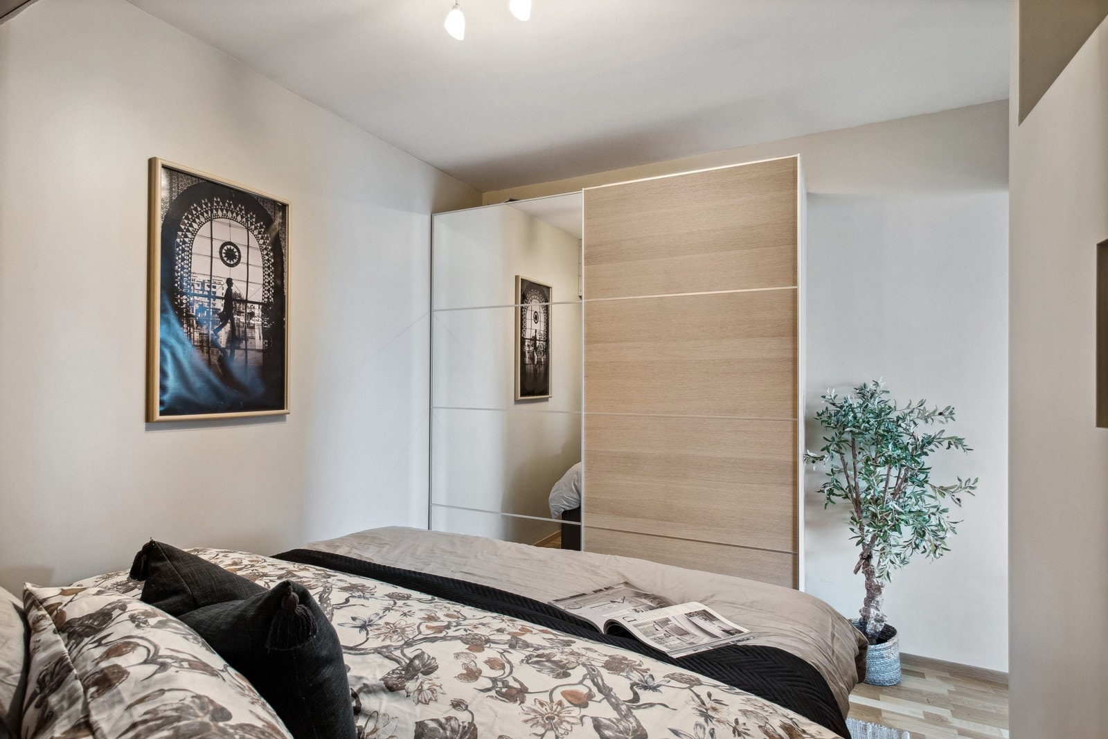 Sovealkoven er innredet med stor skyvedørsgarderobe som gir gode oppbevaringsmuligheter. Galleribilde