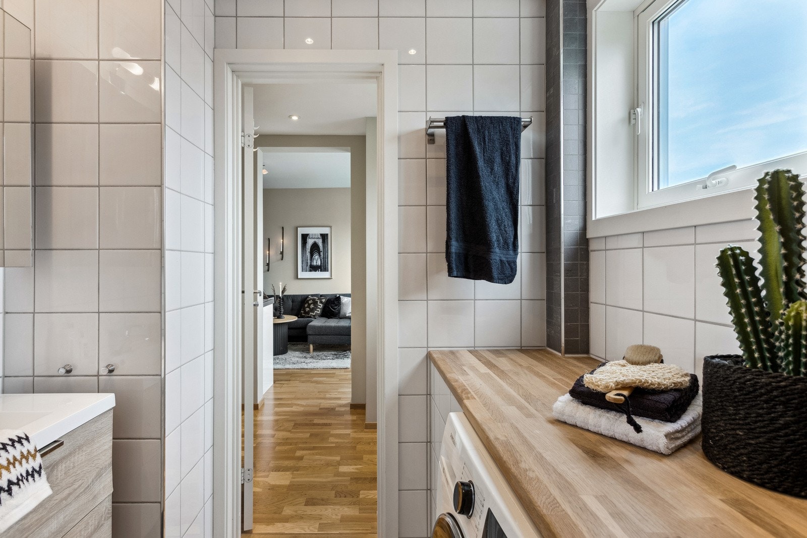 Over vaskemaskin har man benkeplate som gjør at plassen utnyttes best mulig. Galleribilde