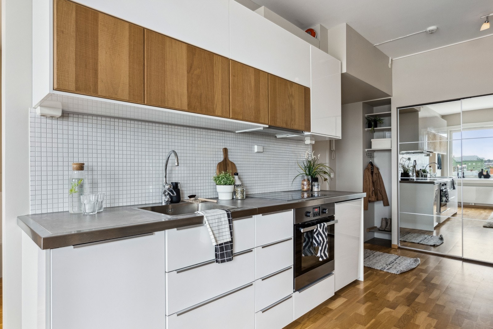 Kjøkkenet er utstyrt med intregrerte hvitevarer som kjøleskap, stekeplate, stekeovn og oppvaskmaskin. Galleribilde