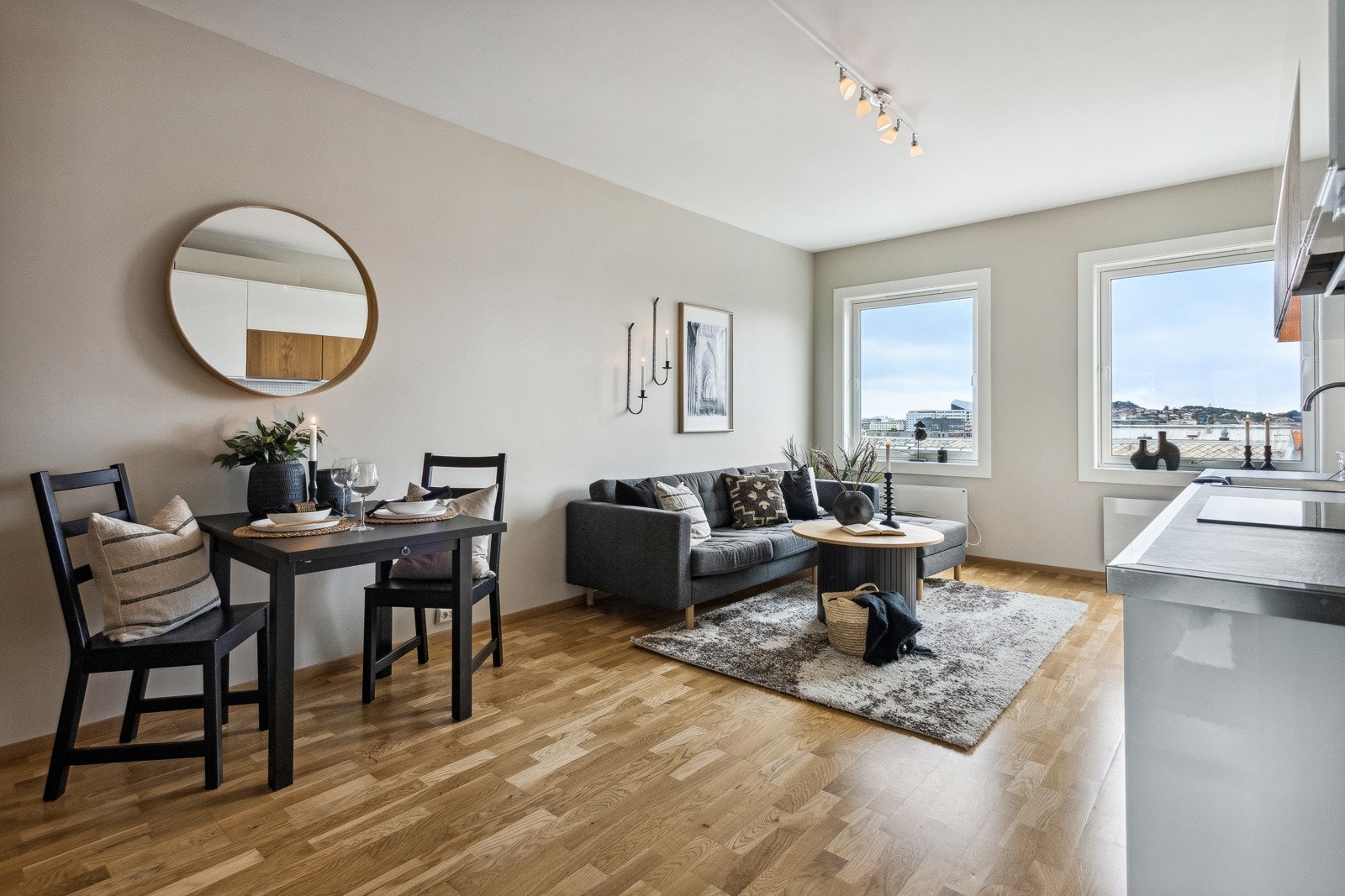 Stuen kan enkelt innredes med både spisebord og sofagruppe, uten at det oppleves rotete. Galleribilde