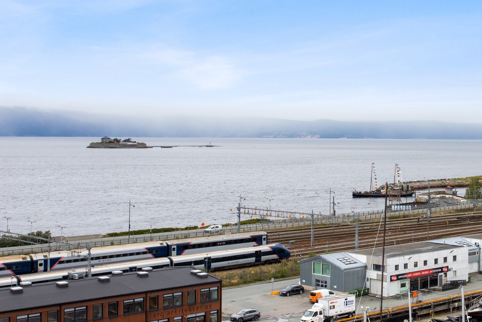 Fra takterrassen har du utsikt mot Munkholmen og Trondheimsfjorden. Galleribilde