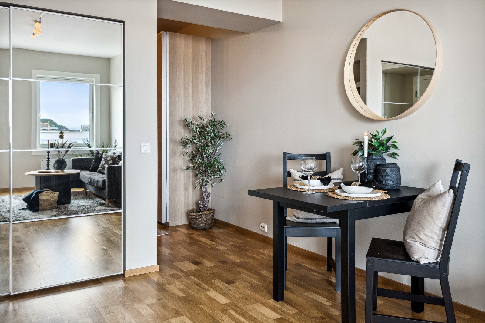 Stuen er naturlig inndelt i ulike brukssoner, og det passer utmerket å innrede med spisebord ved kjøkkenet. Galleribilde