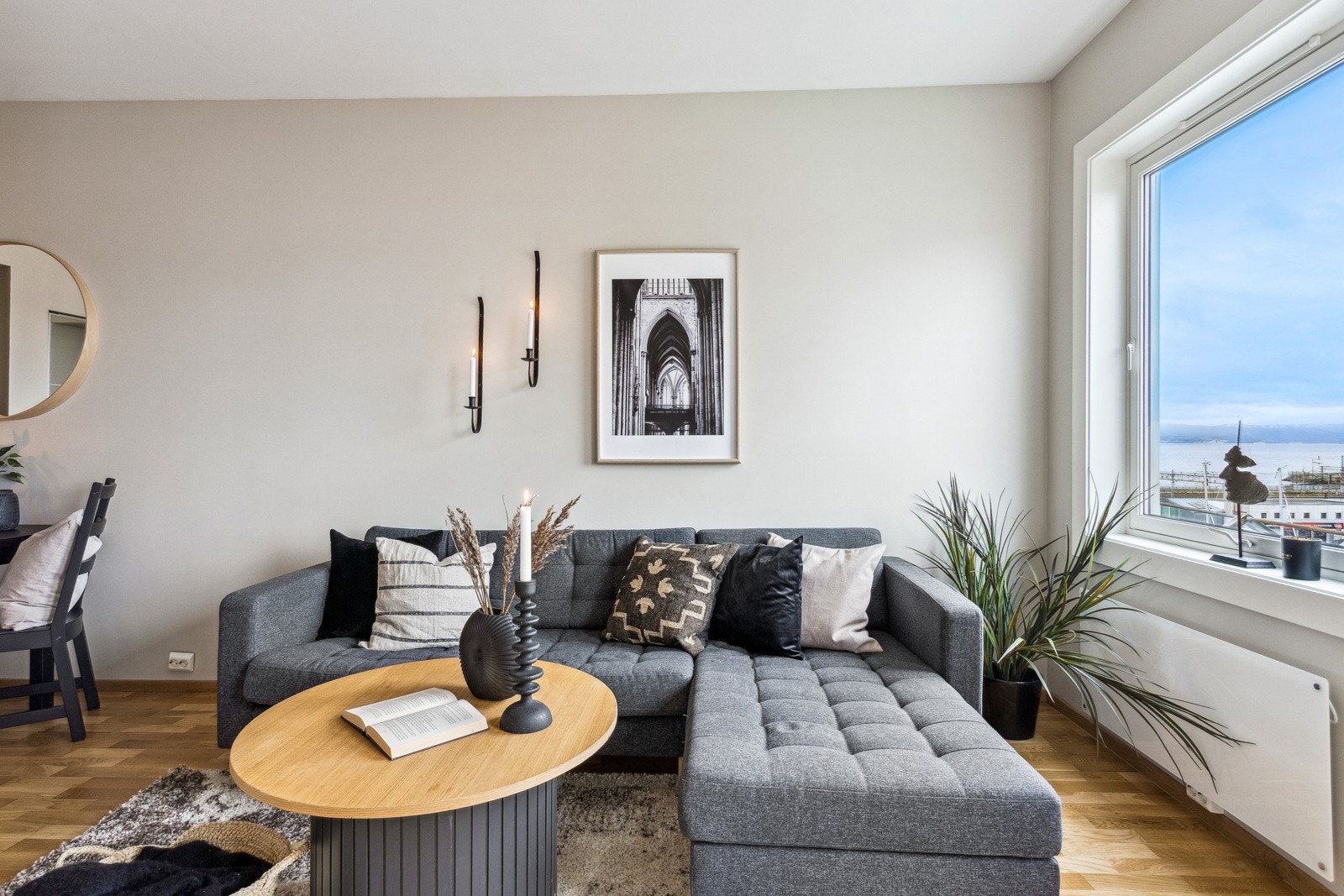 Stuen er malt i en lys, nøytral farge som gjør det lett å sette sitt personlige preg på rommet gjennom pynt og interiør. Galleribilde