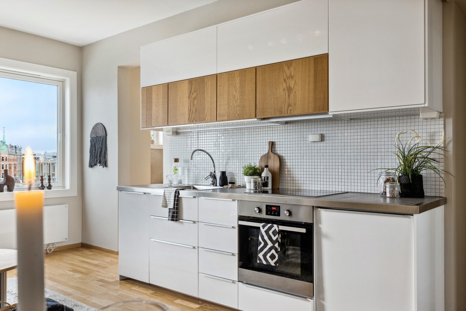 Kjøkkenet er godt utstyrt med skap- og skuffeplass. Galleribilde