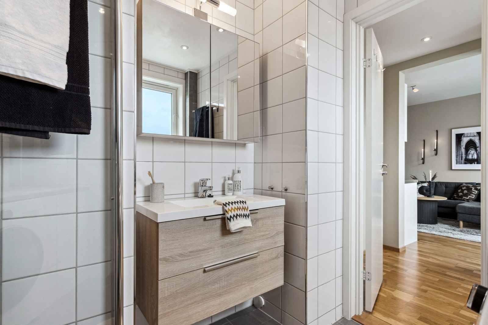 På badet er det gode oppbevaringsmuligheter både i servantinnredning og speilskap. Galleribilde