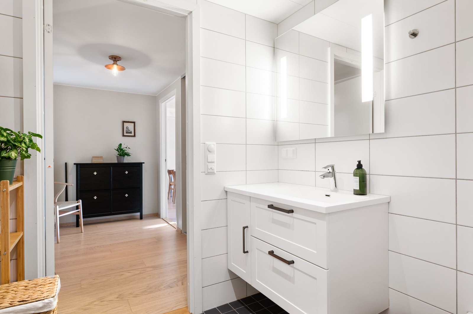 Leiligheten har et delikat og romslig bad fra 2015, med gulvvarme og downlights. Galleribilde