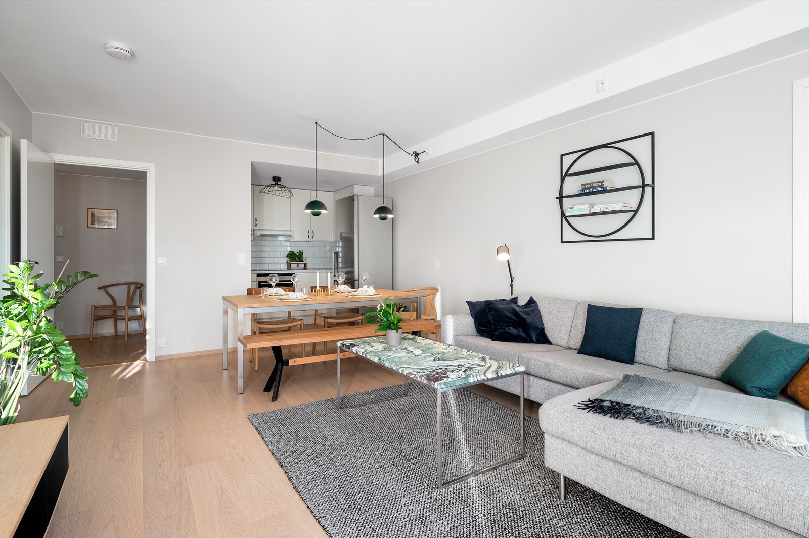 Leiligheten er påkostet med flott énstavs eikeparkett og tilvalg på kjøkken. Stuen er nymalt i delikat nyanse august 2023. Galleribilde