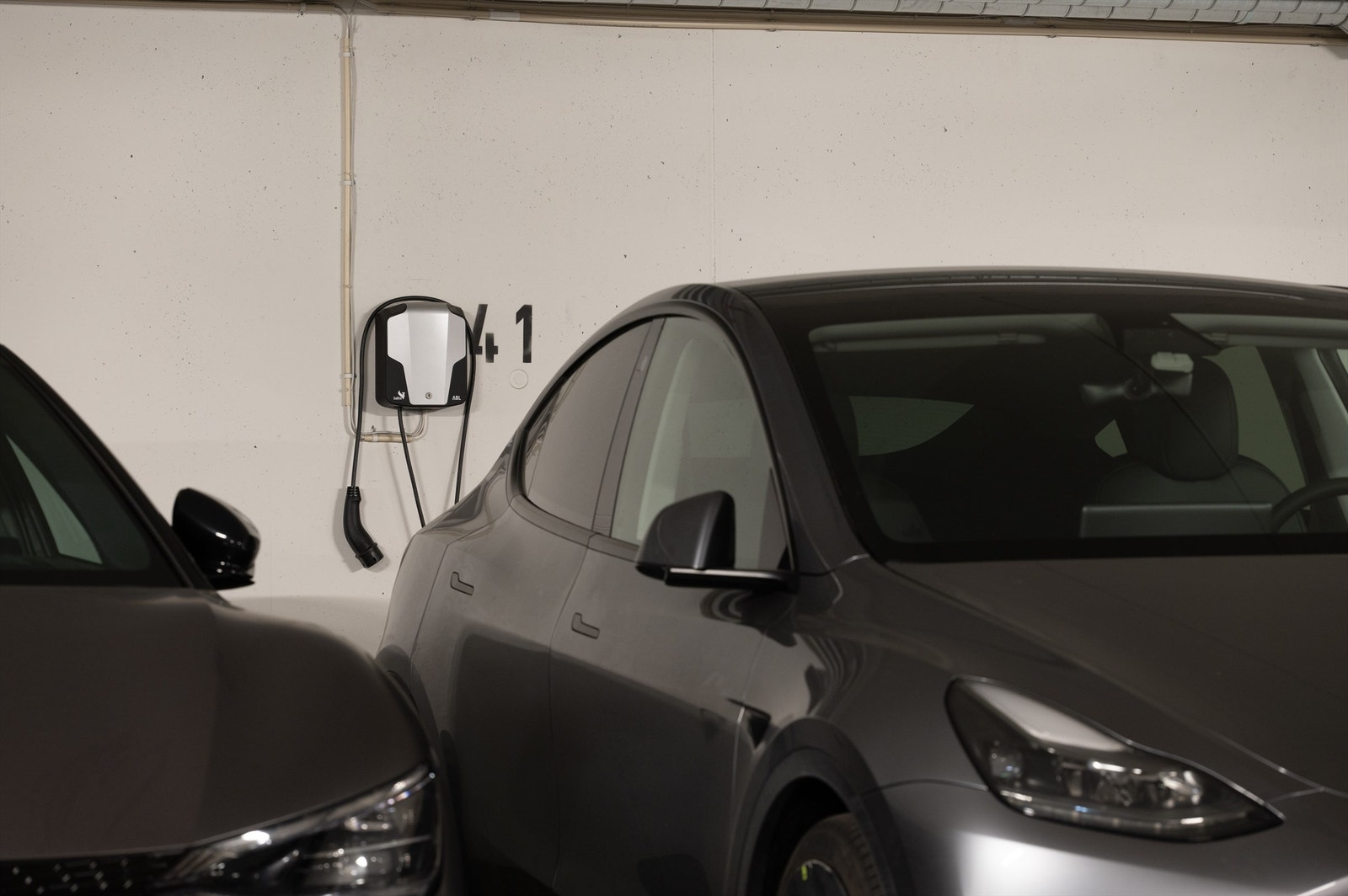 Garasjeplassen har EL-billader. Galleribilde