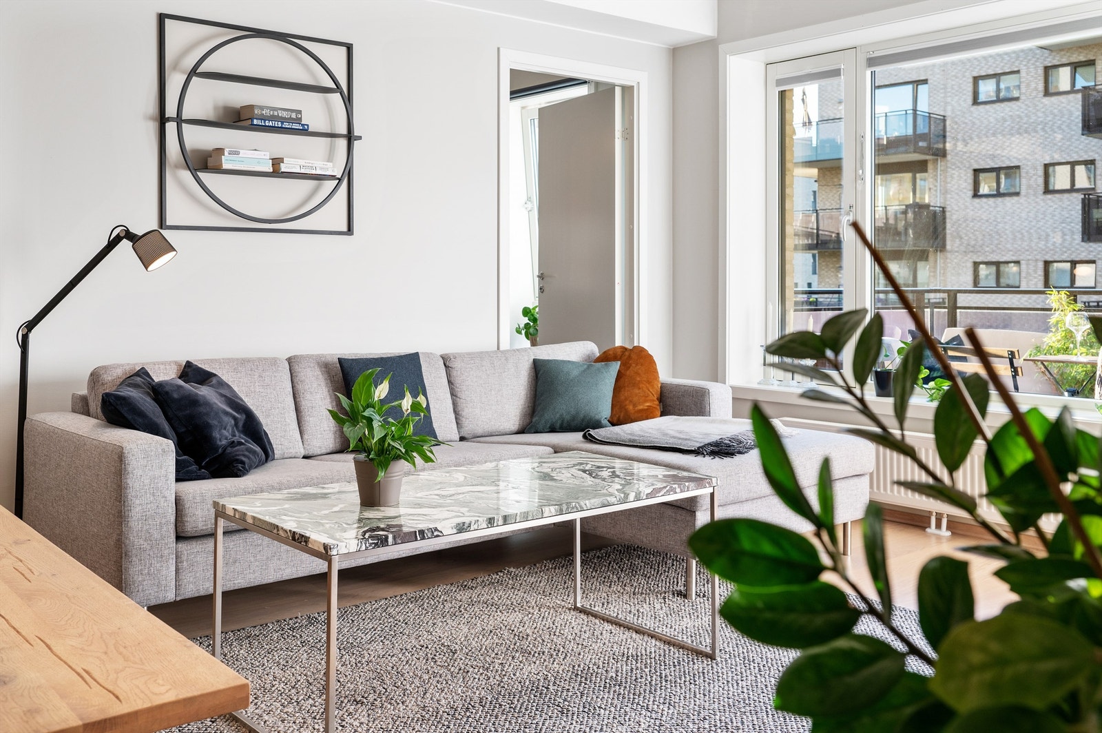 Fra stuen er det utgang til en stor balkong. Galleribilde