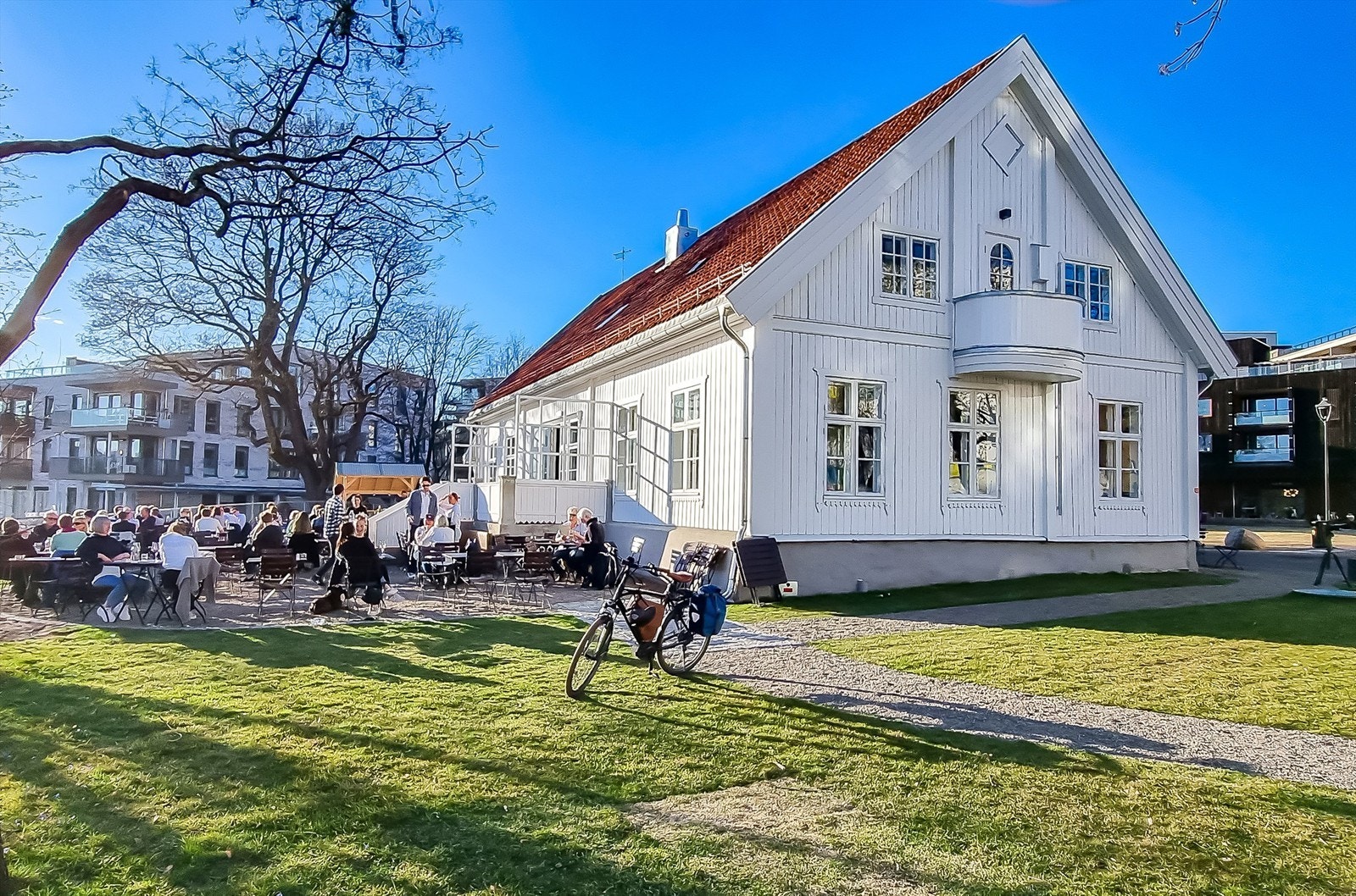 Flott restaurant på Lillo Gård i rolige omgivelser, her fra Lille Ó. Galleribilde