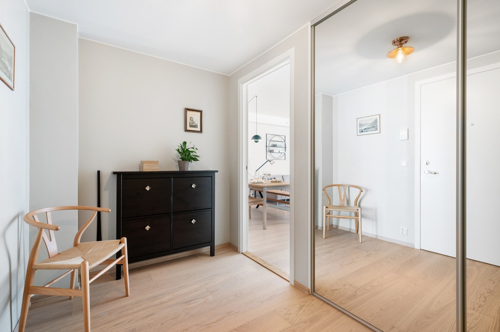Romslig entré med svært god plass til oppbevaring av sko og yttertøy i skyvedørsgarderobe med speildører. Galleribilde