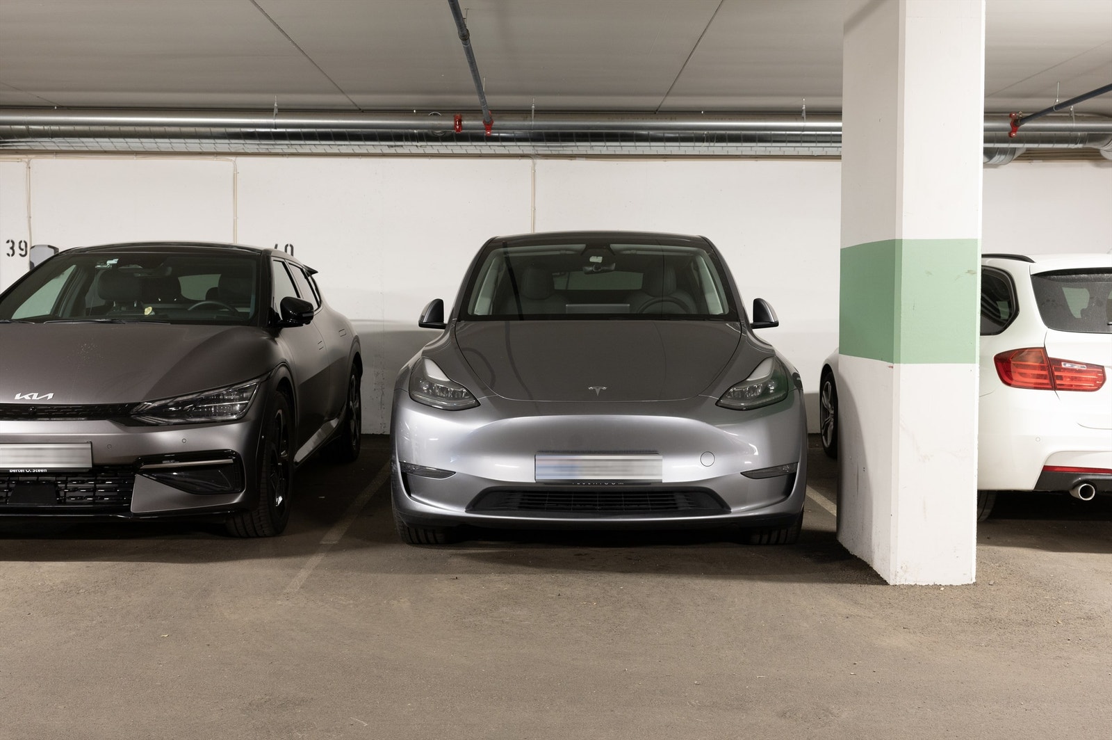 Garasjeplass i felles garasjeanlegg medfølger salget, se "Parkering" for mer informasjon. Galleribilde