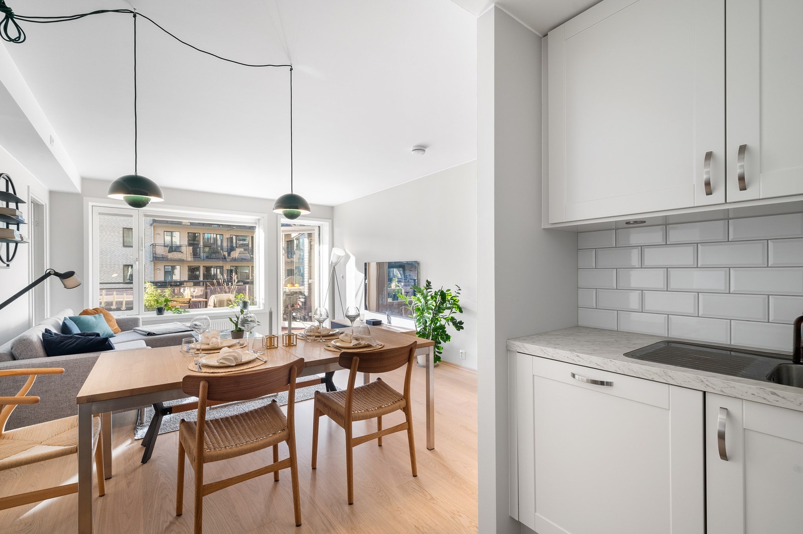 Leiligheten har en moderne og delvis åpen kjøkken- og stueløsning, med kjøkkenet trukket tilbake fra stuen i egen nisje. Galleribilde