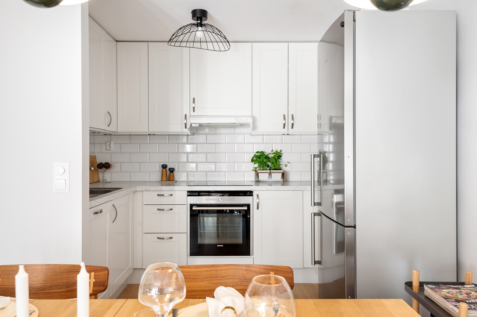 Kjøkkenet har god plass til oppbevaring i overskap. Induksjonstopp, stekeovn og oppvaskmaskin er integrert i innredningen. Galleribilde