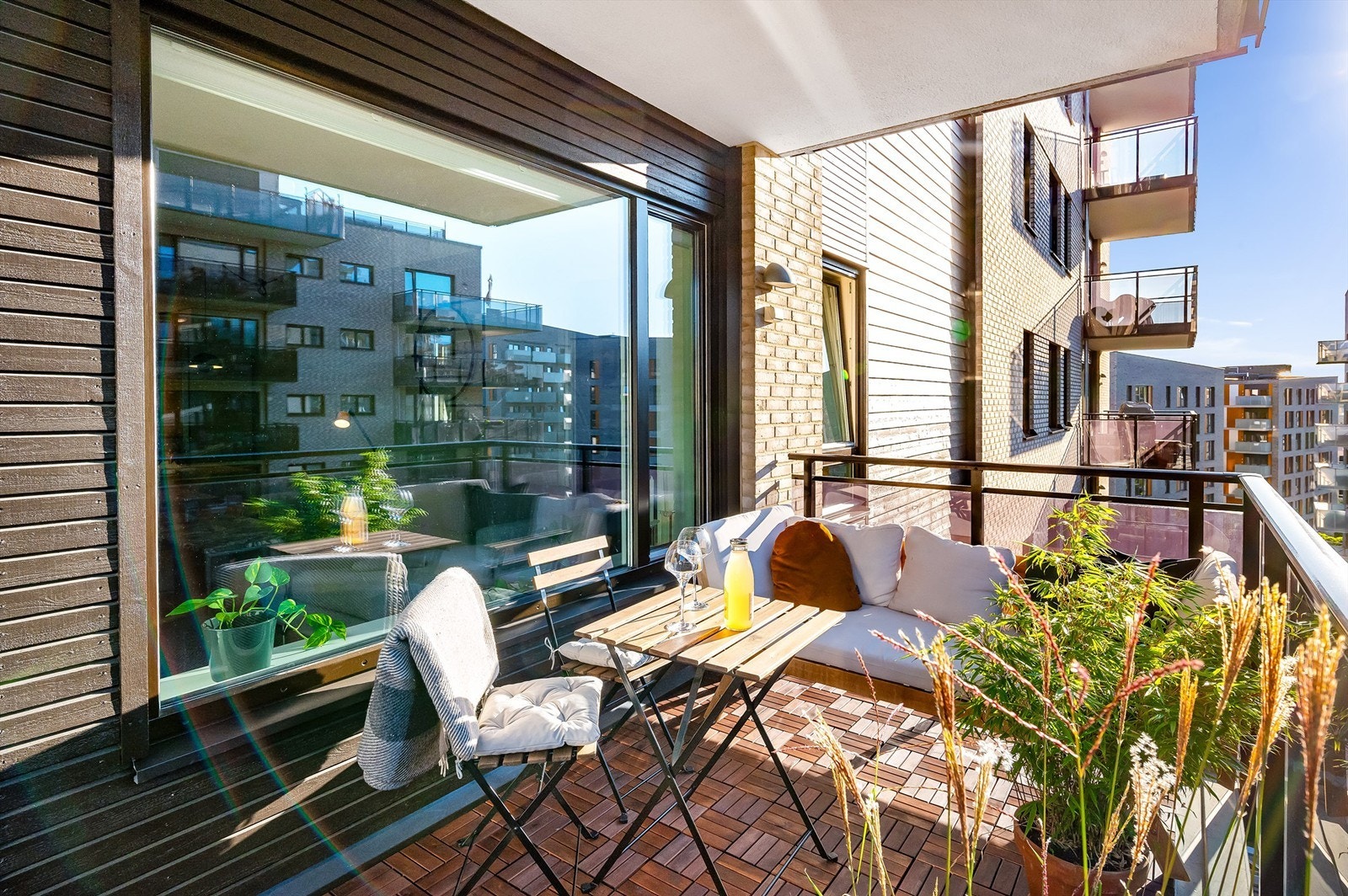 Stor nordvestvendt balkong på ca. 8,5 kvm med plass til sittegrupper, grill og planter. Galleribilde