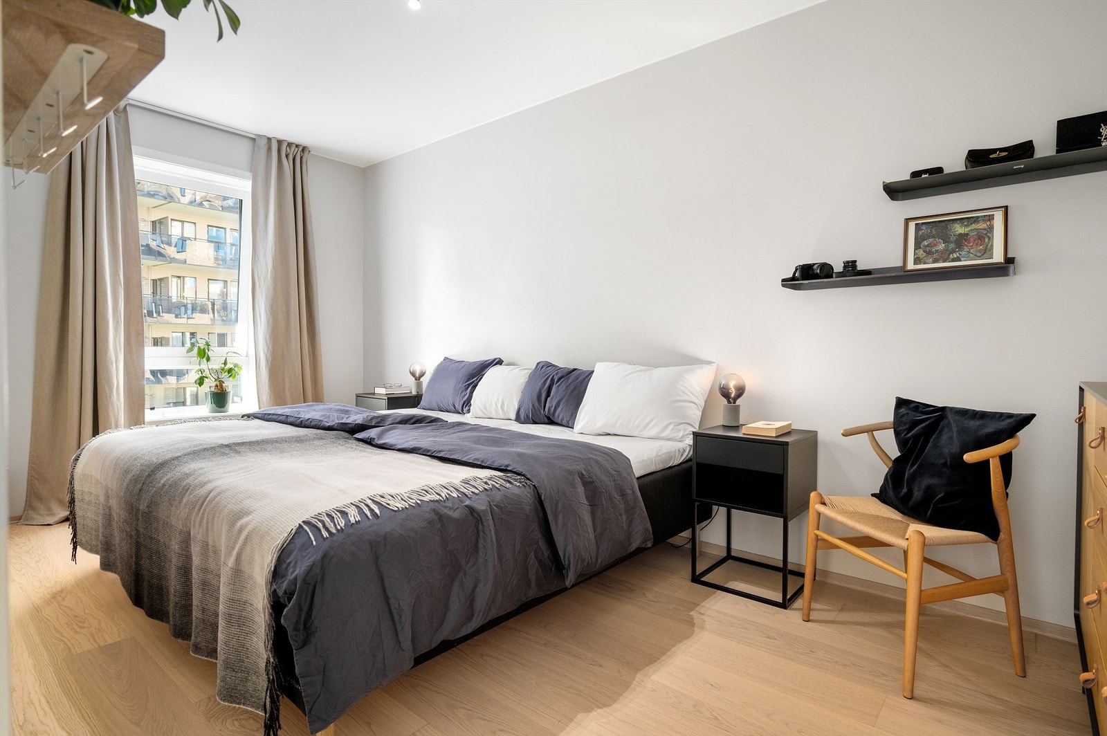 Hovedsoverom: Rommet har svært god størrelse og er malt i en behagelig farge. Galleribilde