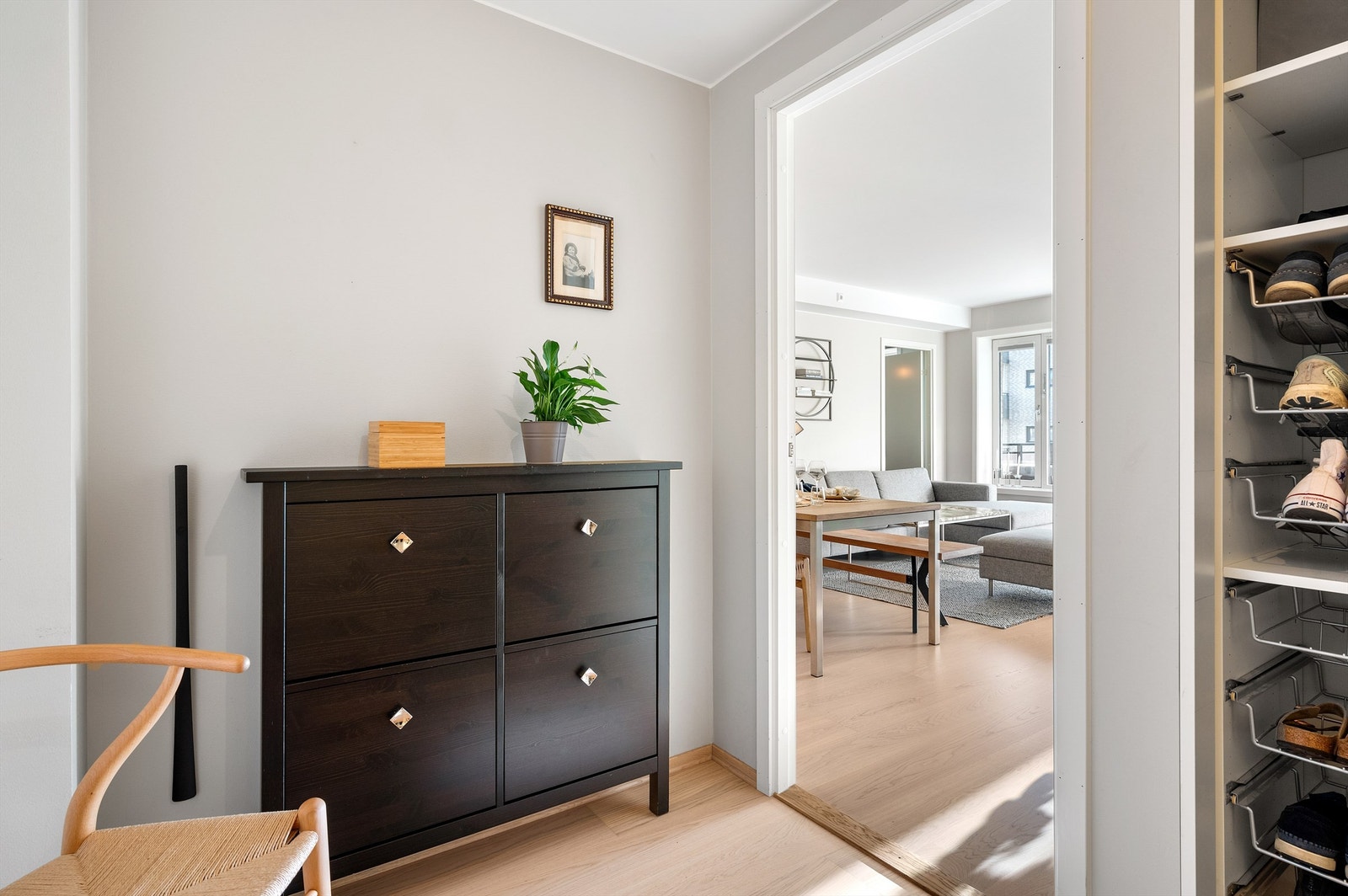 Entré: Flott førsteinntrykk av leiligheten med utsyn til de store stuevinduene og balkongen allerede fra entréen. Galleribilde