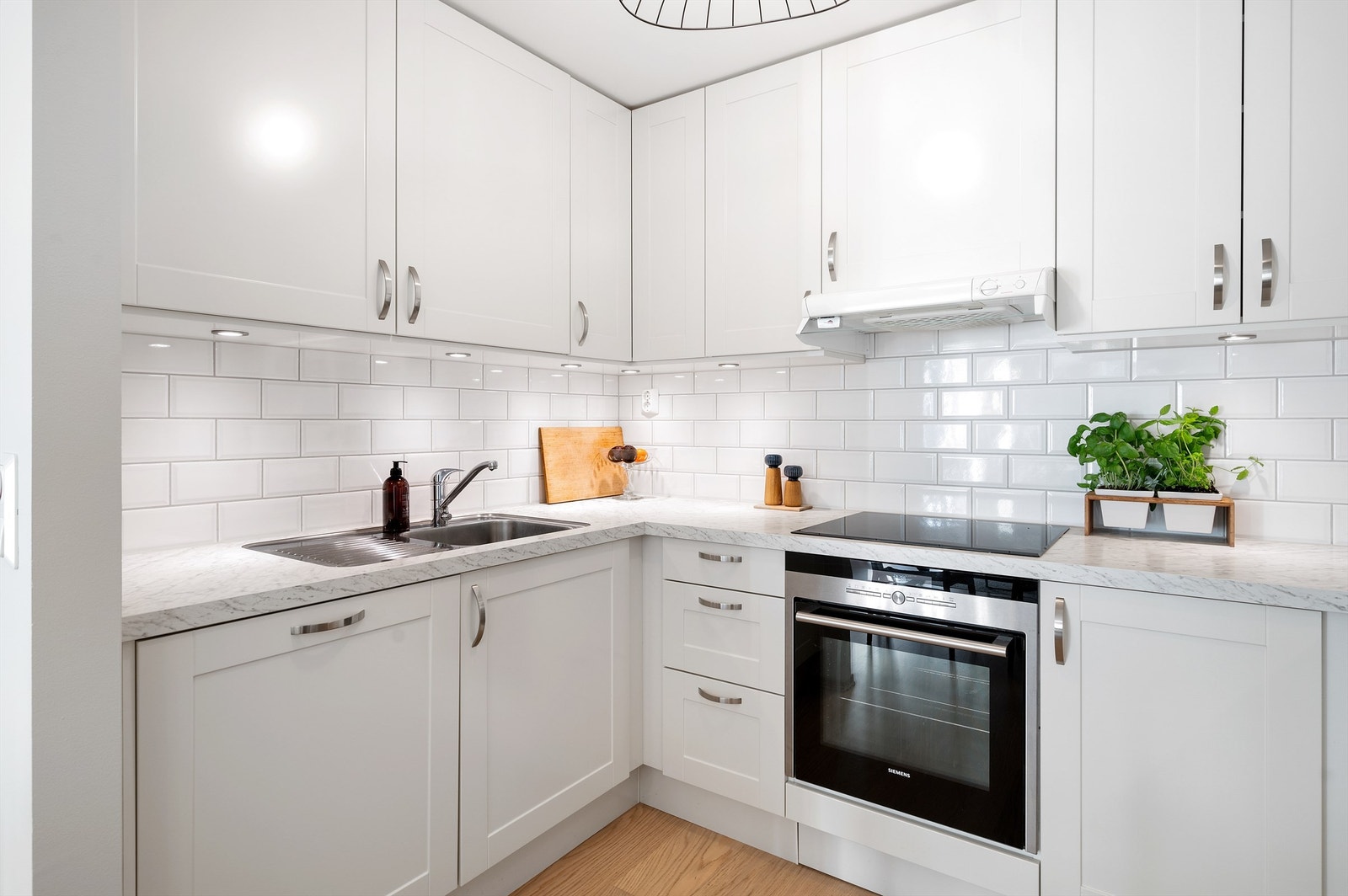 Kjøkkeninnredningen fremstår som delikat og moderne og er levert av HTH. Galleribilde