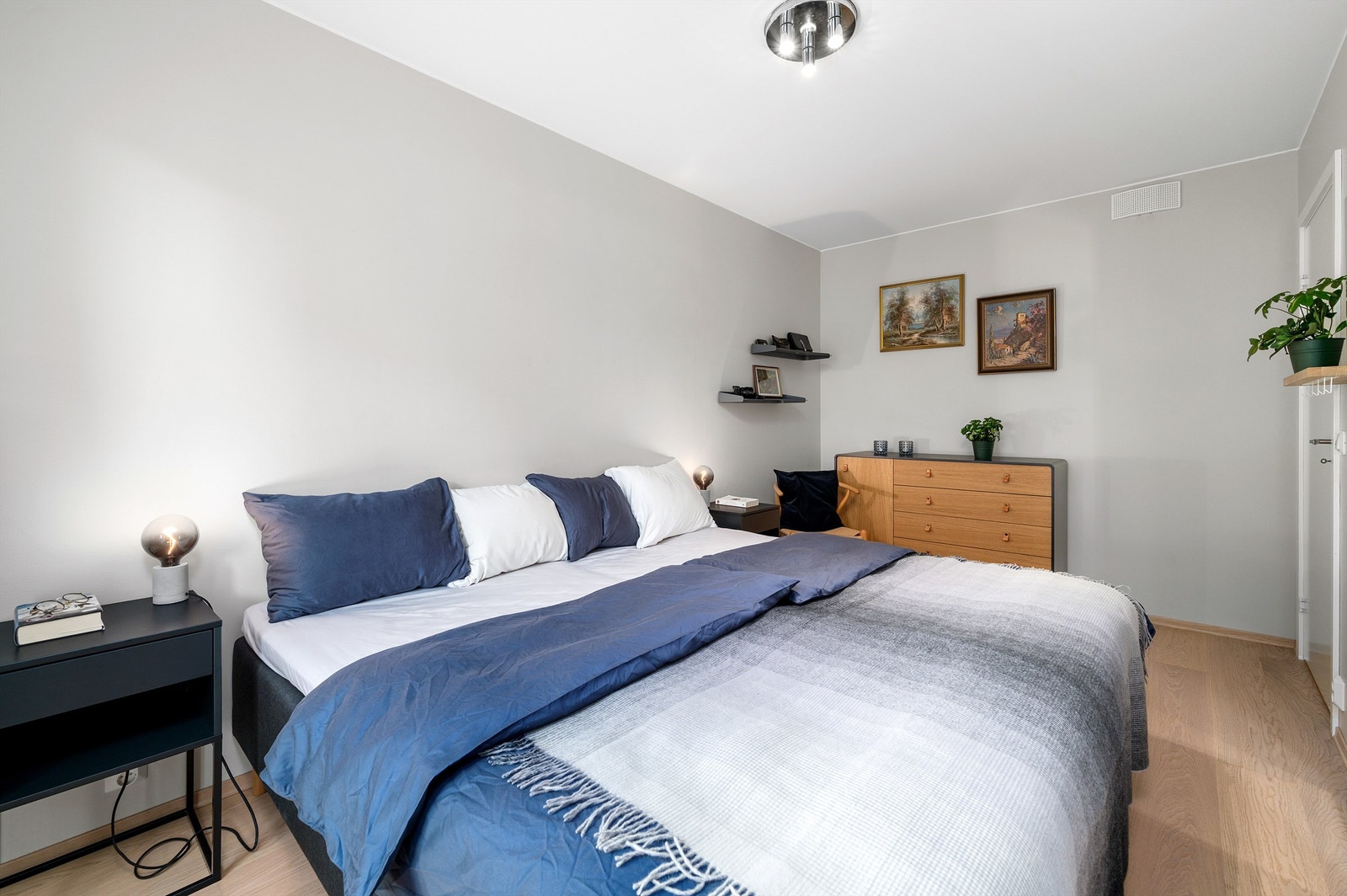 God plass til dobbeltseng og nattbord på begge sider, og eventuelt en skyvedørsgarderobe. Galleribilde