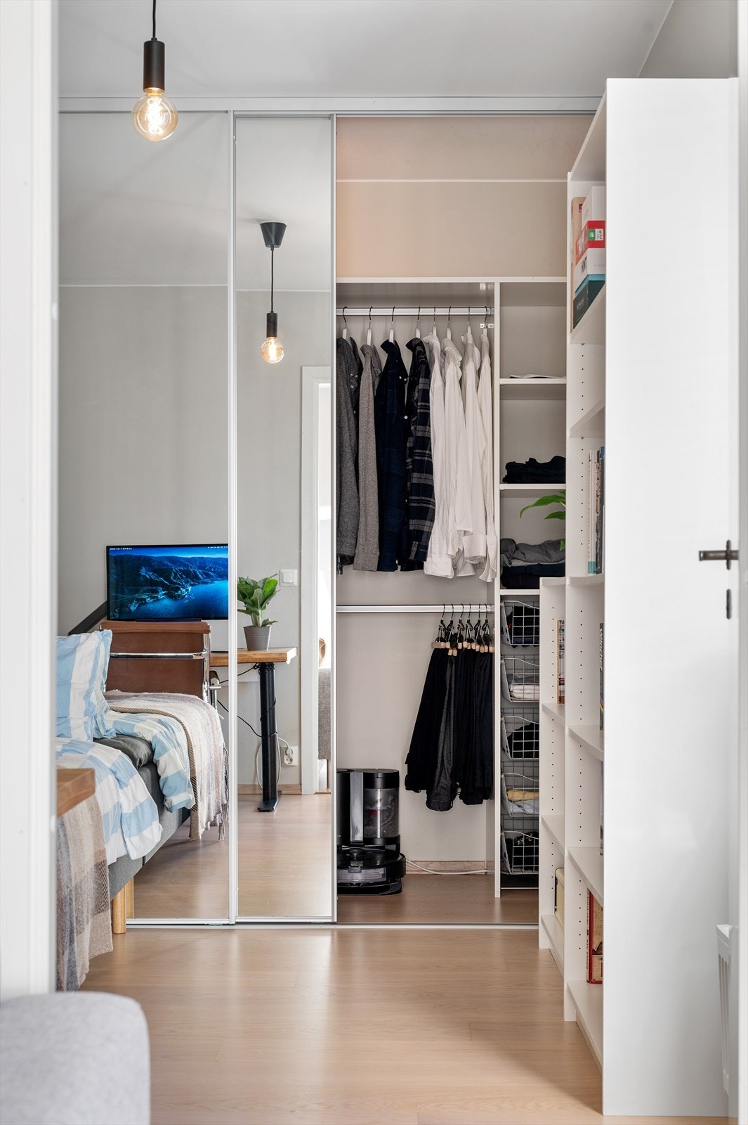 Det er god plass til oppbevaring i skyvedørsgarderoben med speildører. Denne medfølger salget. Galleribilde