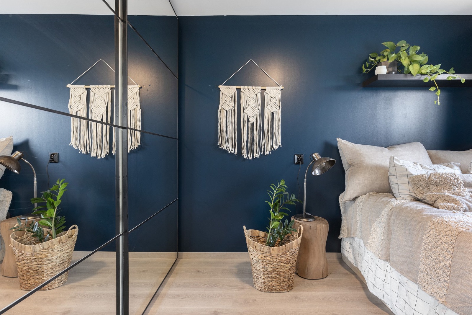 Soverom innredet med skyvedørsgarderobe - God oppbevaringsplass. Galleribilde