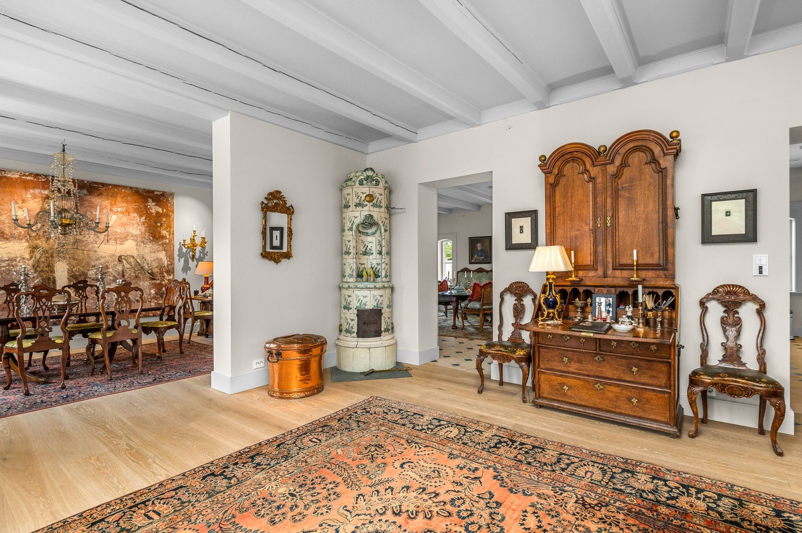 En nydelig kakkelovn smykker stuen i andre etasje. Denne er fra 1700-tallet og er hentet fra et slott i Stockholm. Galleribilde