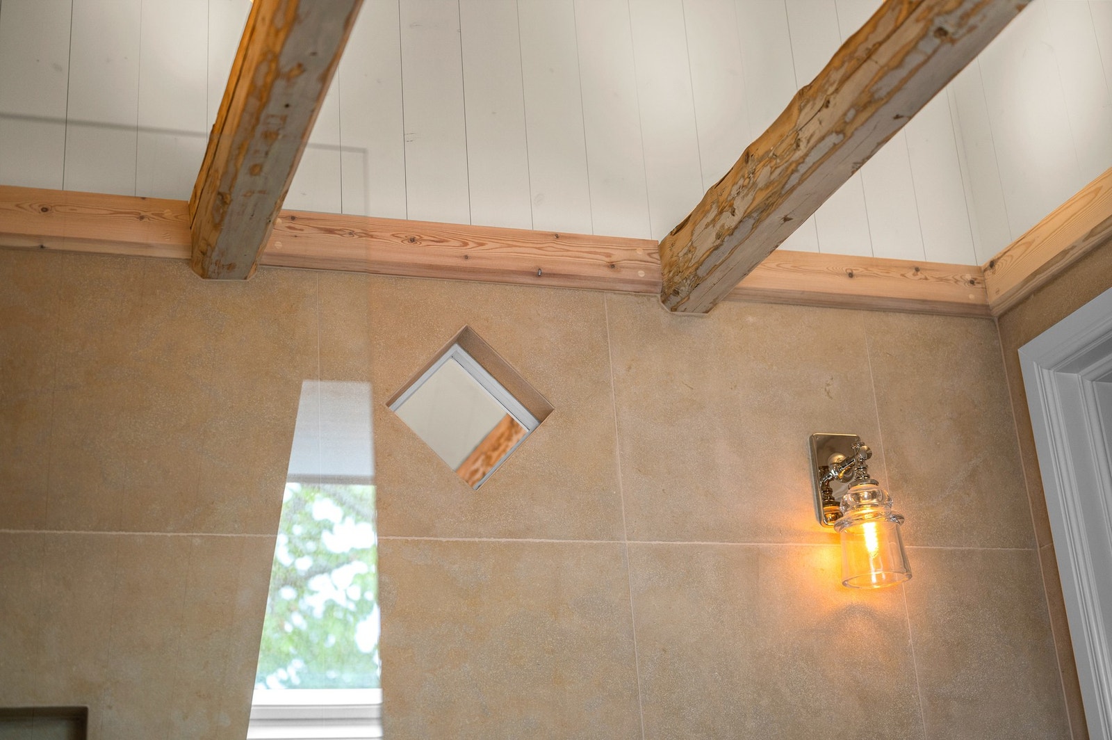 Dette vinduet slipper lys inn til badet fra soverommet. Galleribilde
