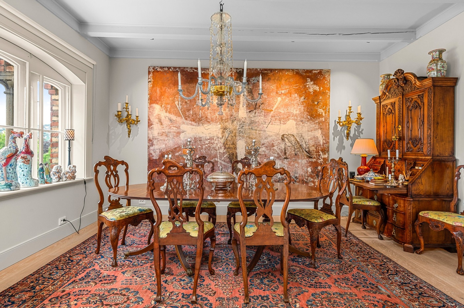 Den nydelige spisestuen er stor og romslig. Her fantastisk flott innredet med antikk møblement og nydelig kunst. Galleribilde