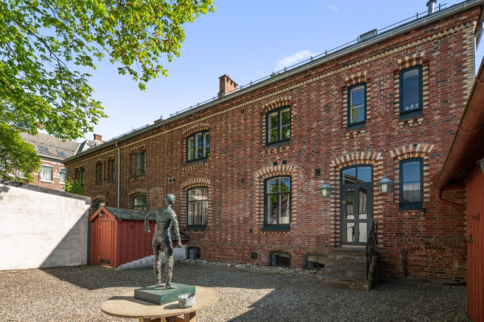 Fra entréen er det tilgang direkte ut i bakgård. Galleribilde
